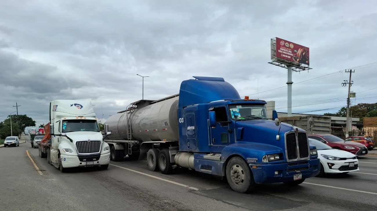 Transportistas exigen mejores carreteras y seguridad a Sheinbaum