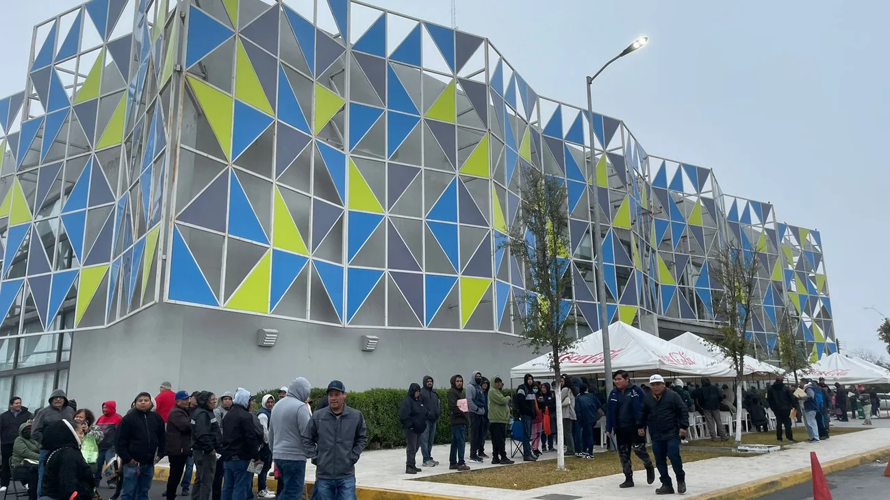 Largas filas y desabasto frenan trámites vehiculares en Reynosa