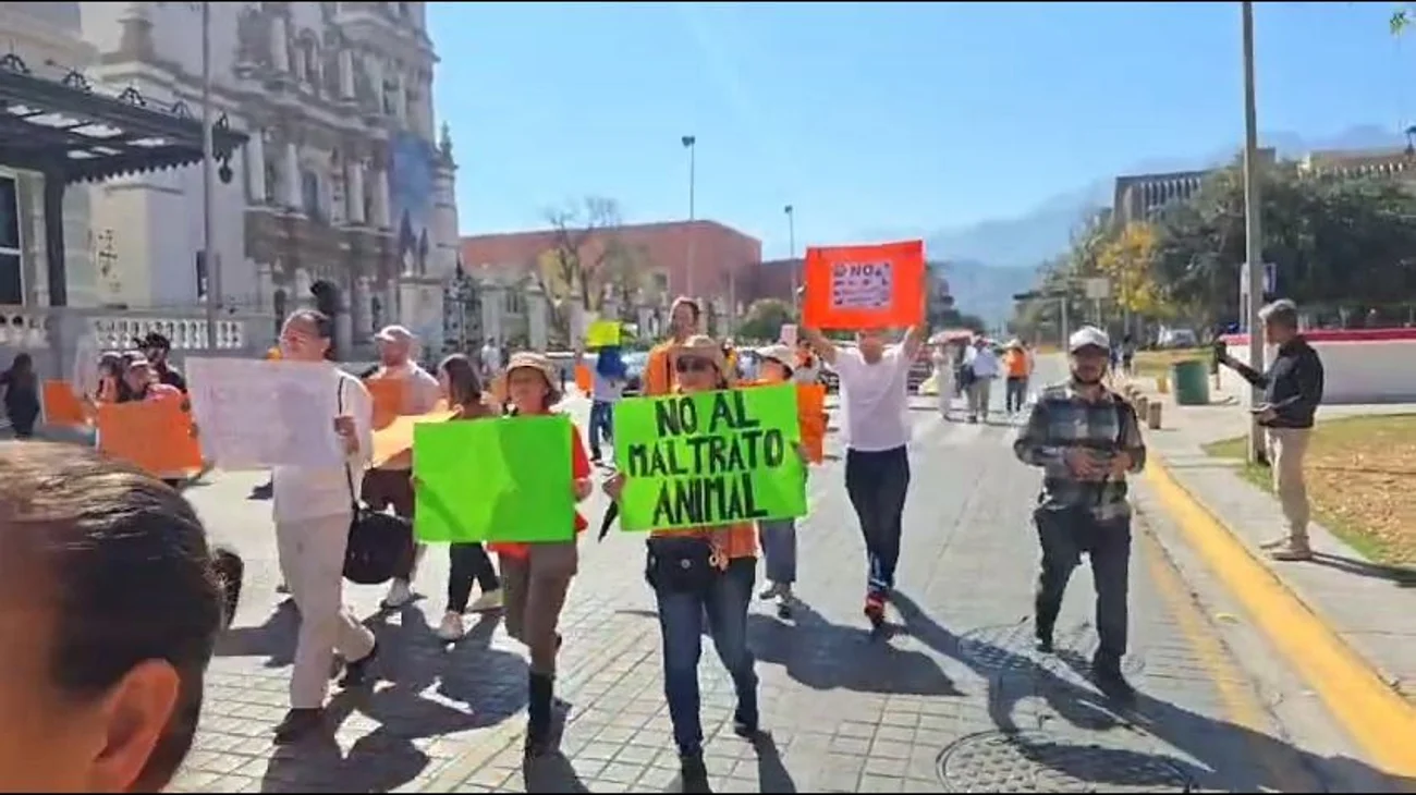 Marchan en el centro de Monterrey por derechos de los animales