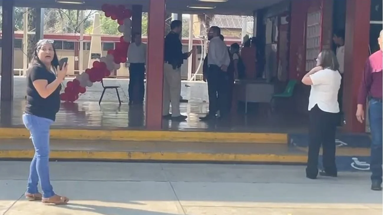 Alumno ingresa réplica de arma de fuego a secundaria en Victoria