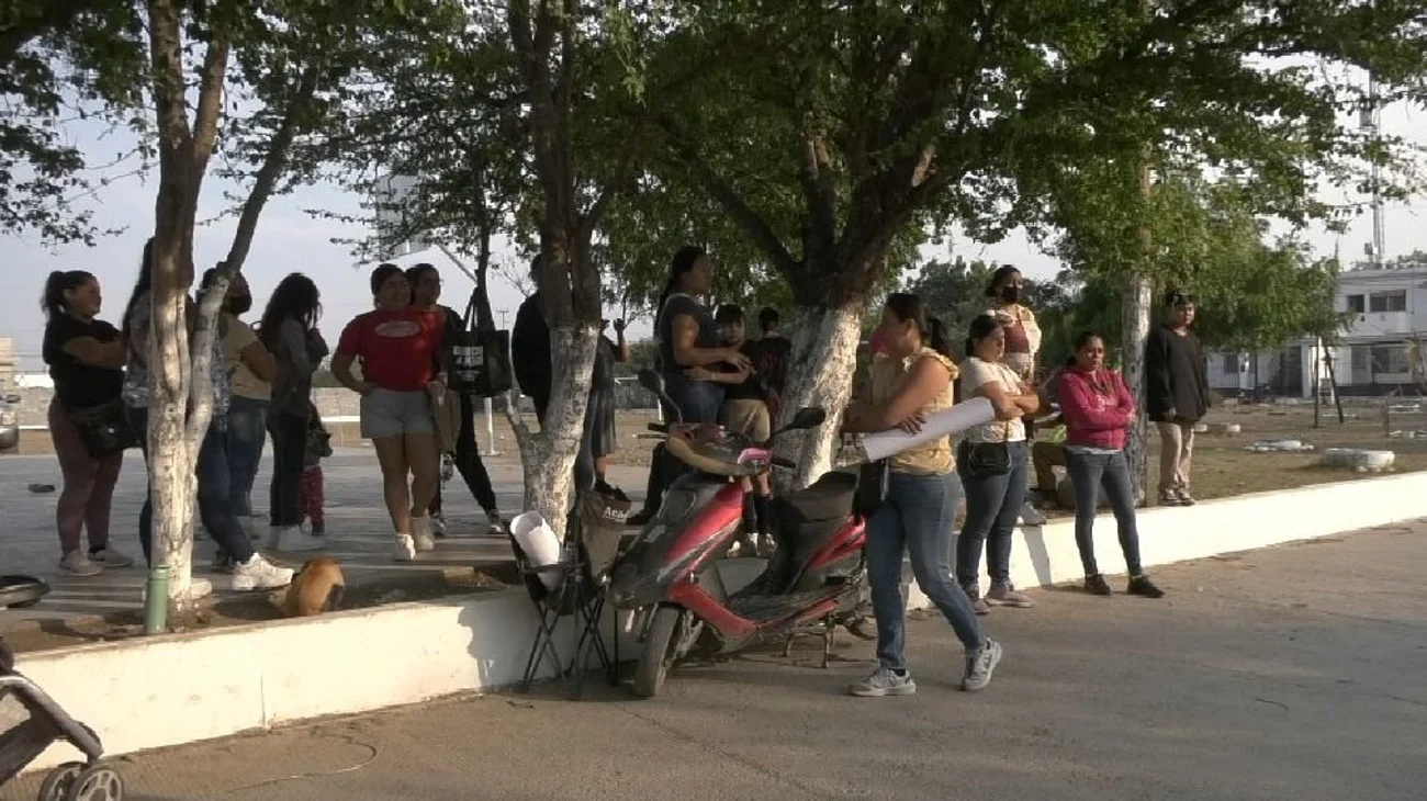 Padres de familia cierran primaria por falta de maestros