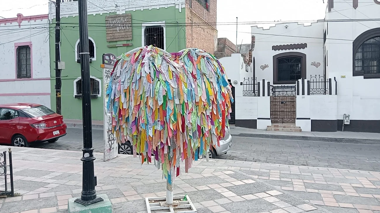 Saltillenses siguen tradición de dar mensajes en corazón de metal