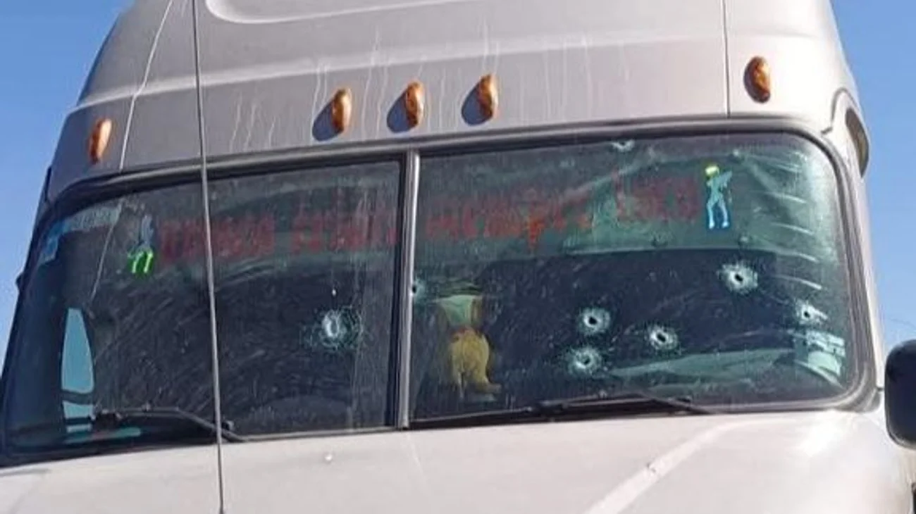 Disparan a trailer en intento de asalto en la Saltillo-Monterrey
