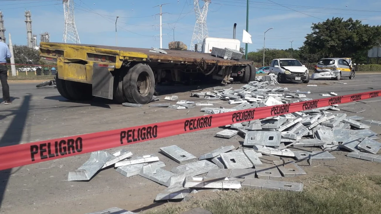 Tráiler embiste a 11 vehículos en la Avenida de la Industria