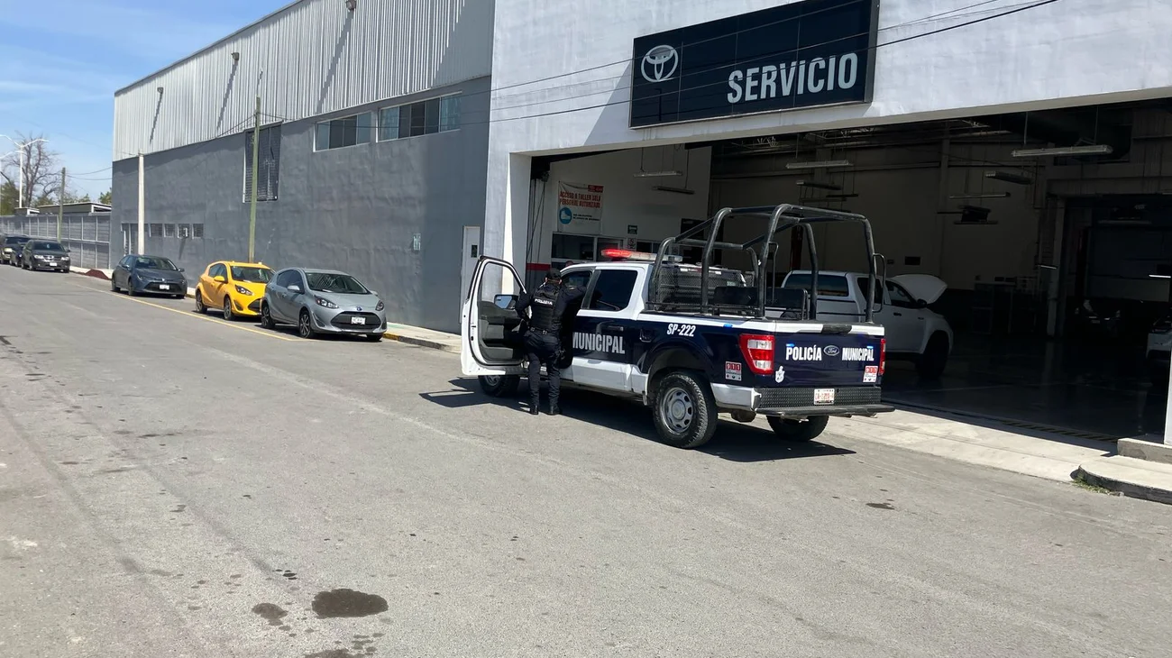 Hacen 'boquete' a agencia; roban cableado y herramientas