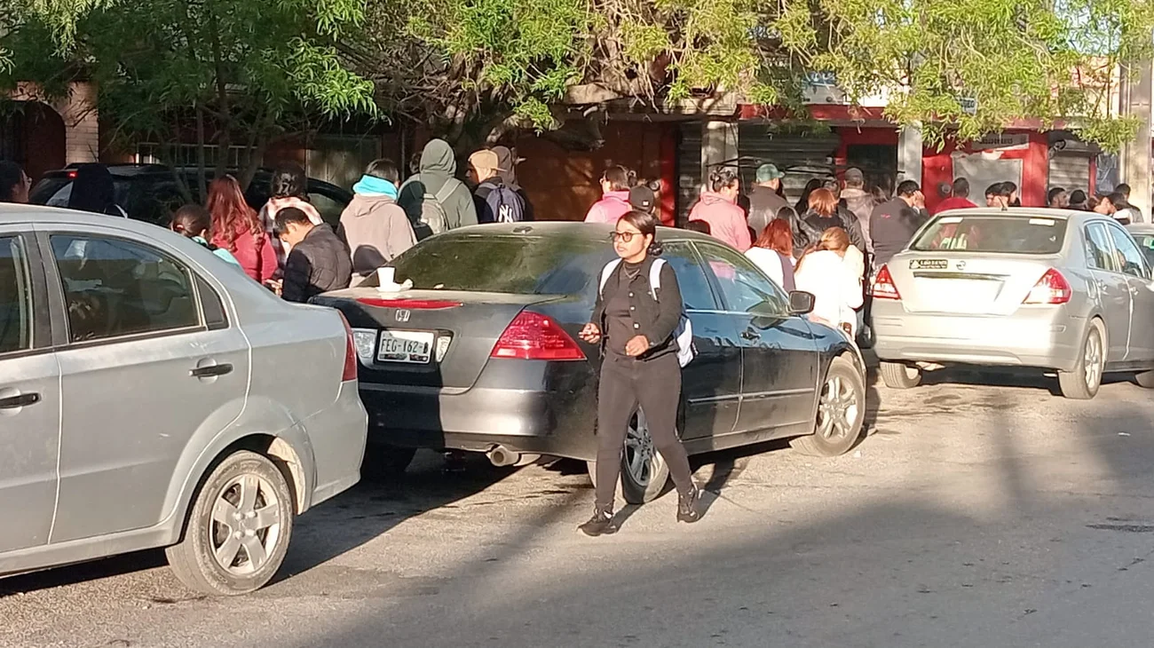 Saltillenses hacen largas filas por oportunidades laborales