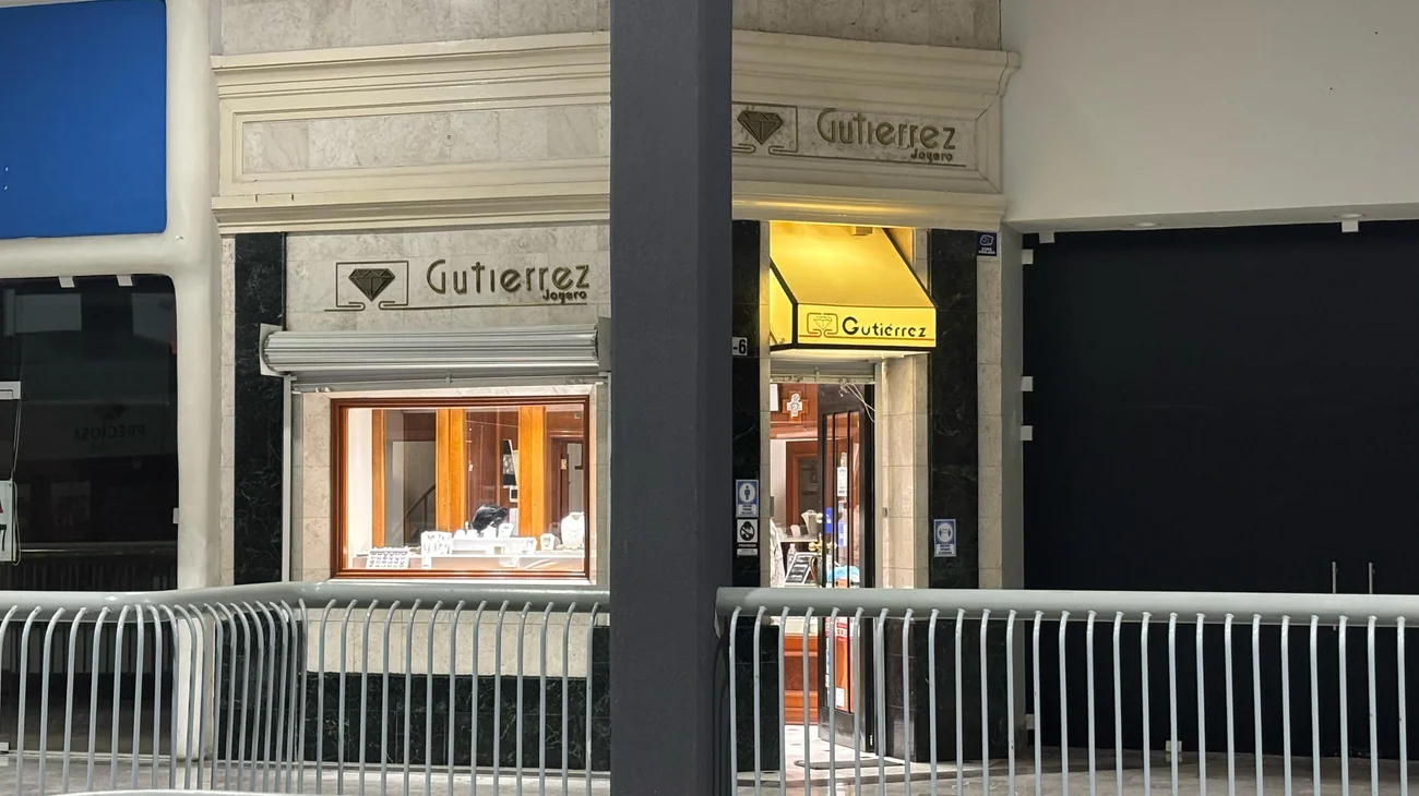 Asaltan joyería en Plaza La Silla; ladrones huyen con el botín