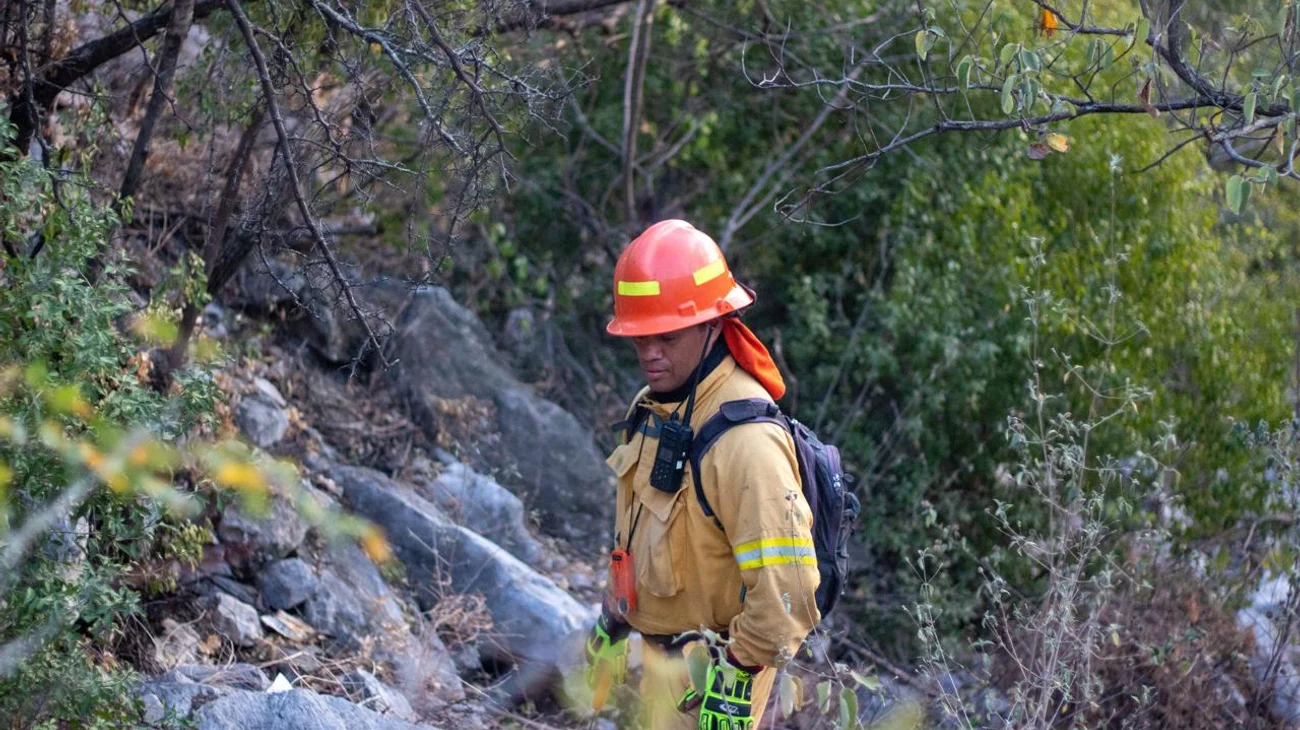 Tras tres días, apagan totalmente incendio en Cerro Topo Chico