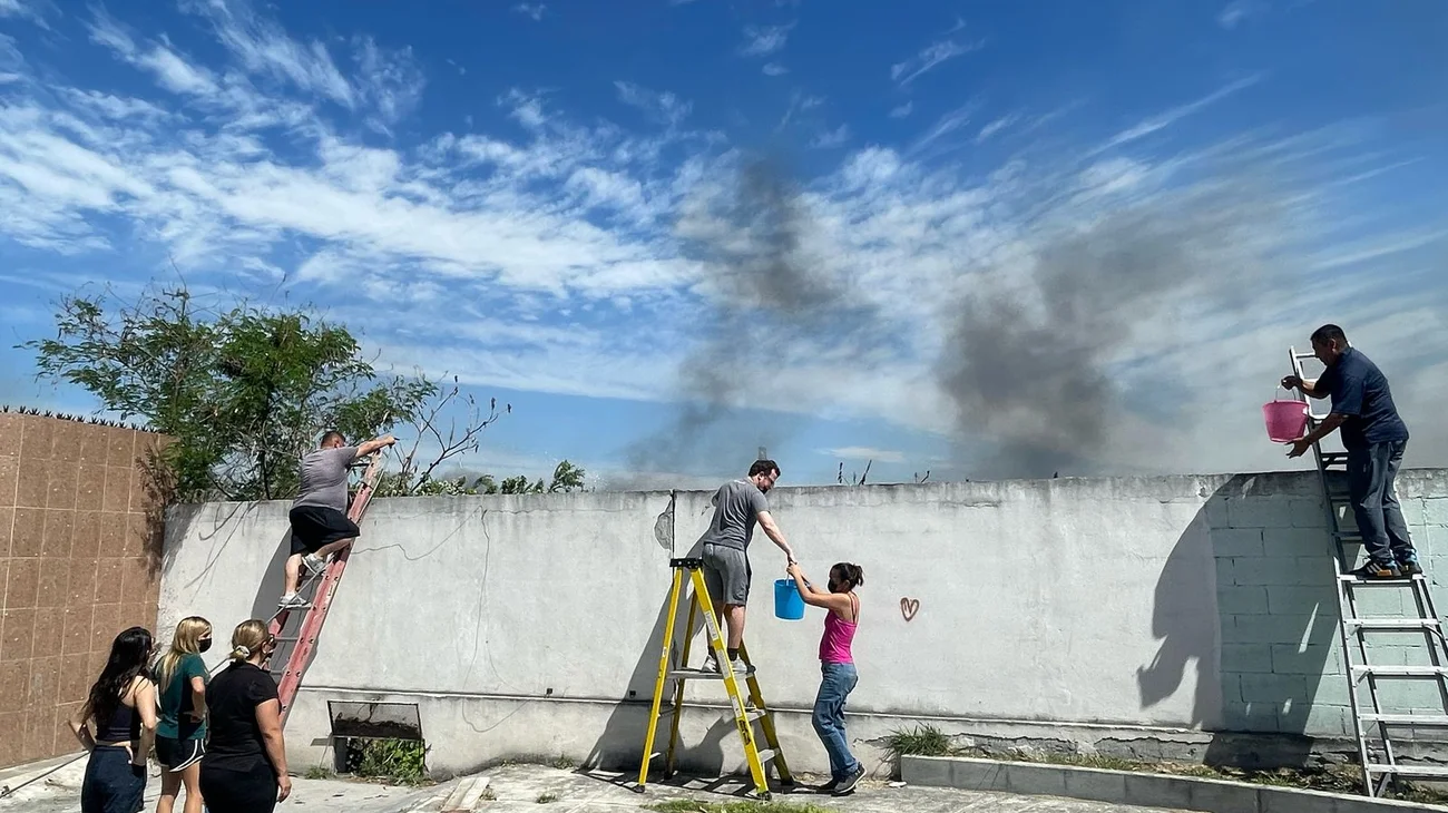Combaten vecinos incendio de Apodaca; evita fuego se acercara