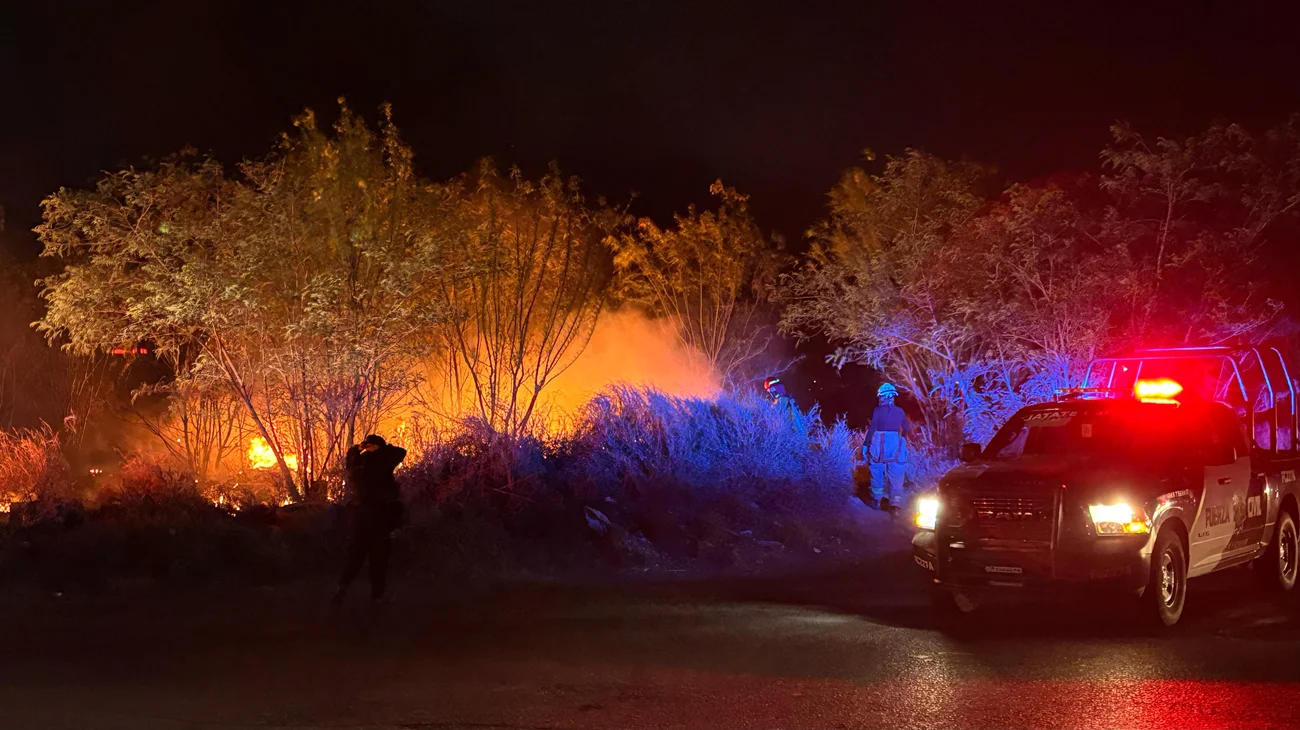 Incendio de baldío en Monterrey moviliza a cuerpos de emergencia