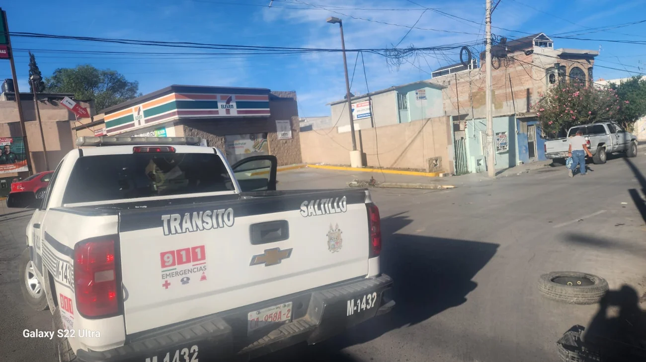 Cierre de vialidad por accidente en calle Pérez Treviño