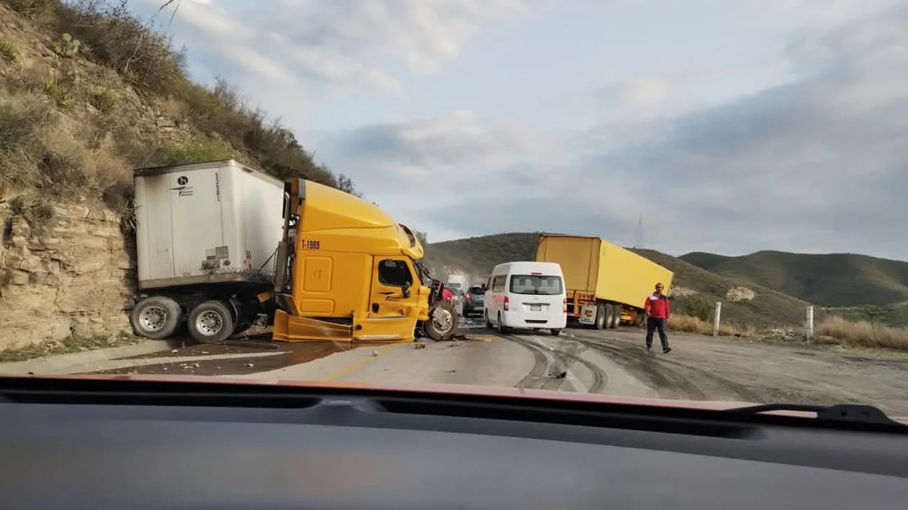 Accidente entre tres tráileres deja lesionados