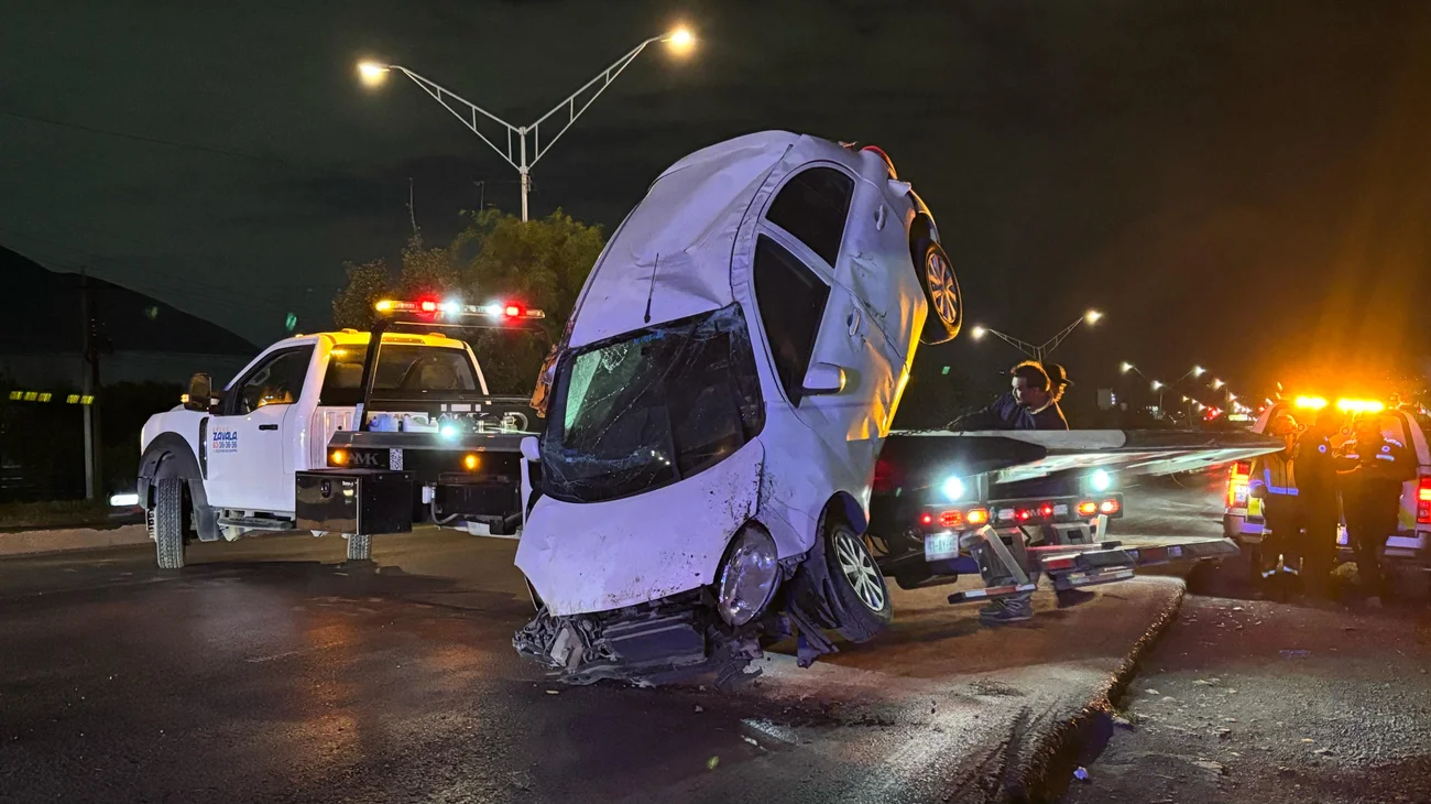 Vuelca automóvil en Díaz Ordaz; dos personas resultan lesionadas