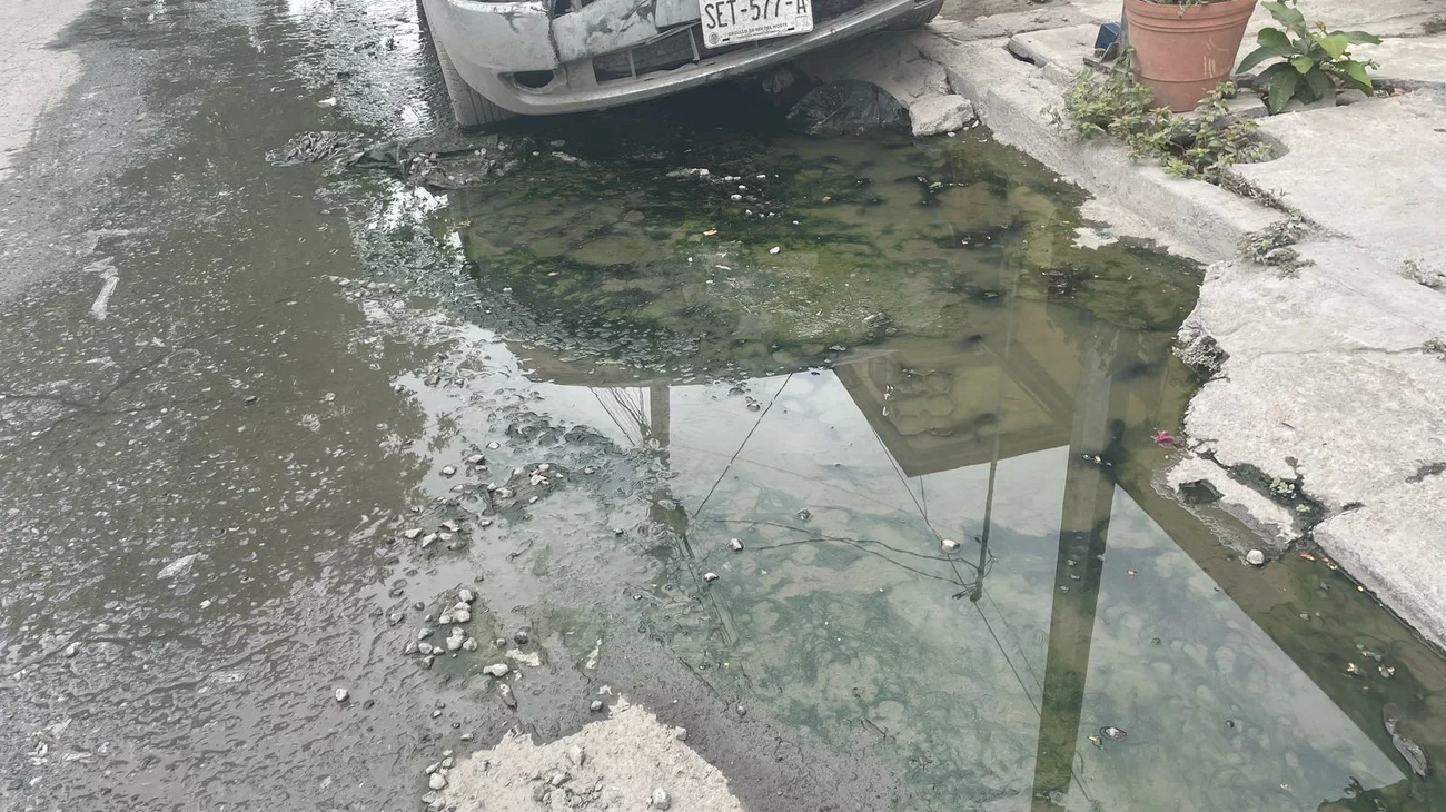 Reportan vecinos fuga de aguas negras desde hace cuatro meses