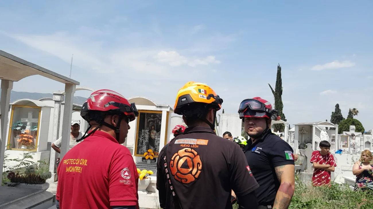 Mujer cae dentro de tumba en panteón de Monterrey