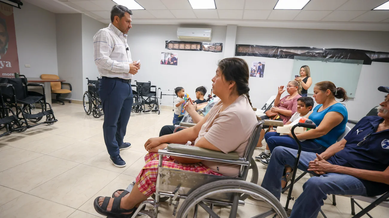 Entregan sillas de ruedas y lentes en Guadalupe 