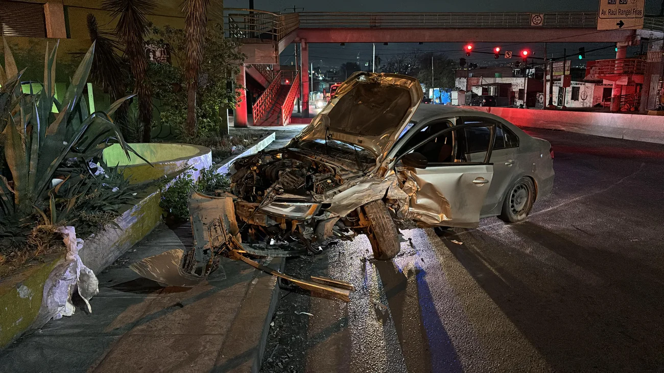 Auto se impacta contra el muro de contención; no hay lesionados