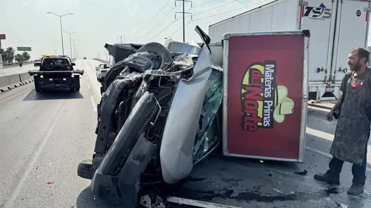 Volcadura complica el tránsito en Blvd. Fundadores, Saltillo