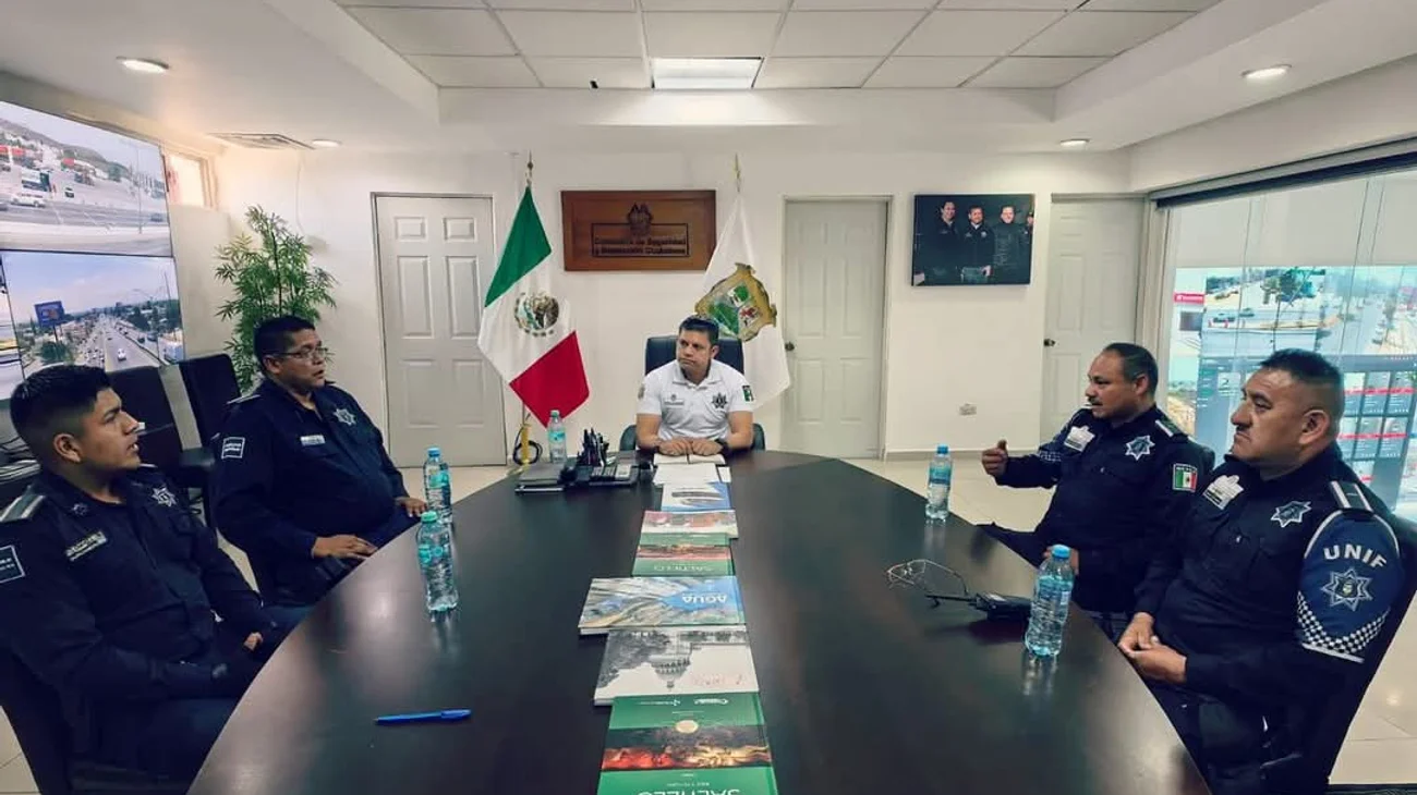 Reconocen a policías que arriesgaron su vida por salvar a menores