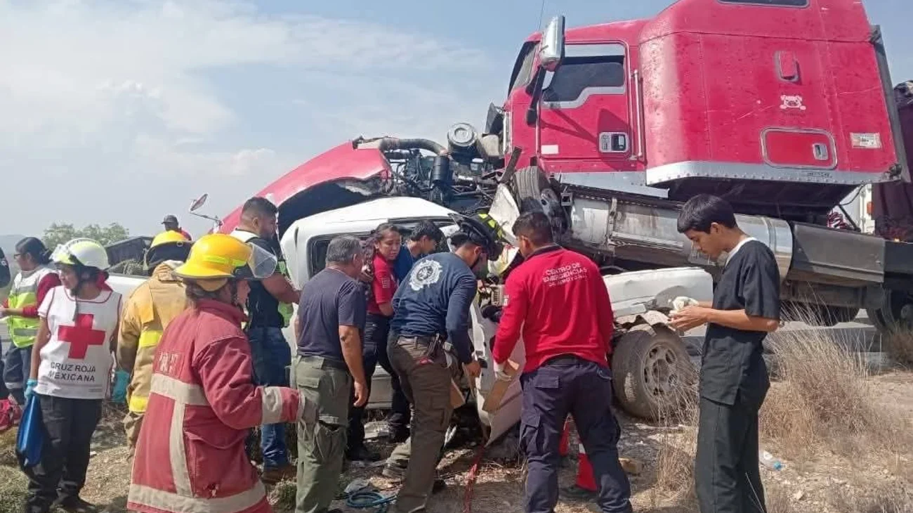Fallece mujer y menor de edad en choque en carretera de Dr Arroyo