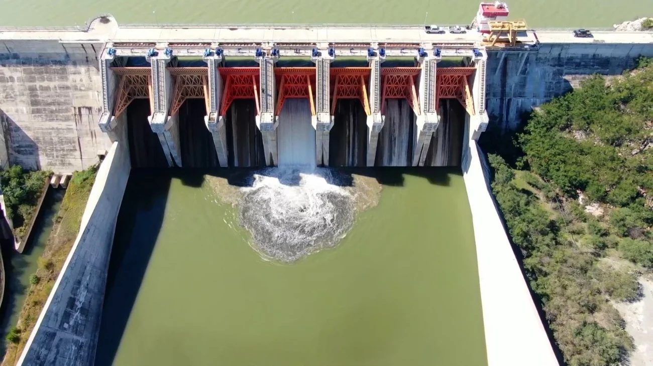 Desfogan presa El Cuchillo para hacer espacio por las lluvias