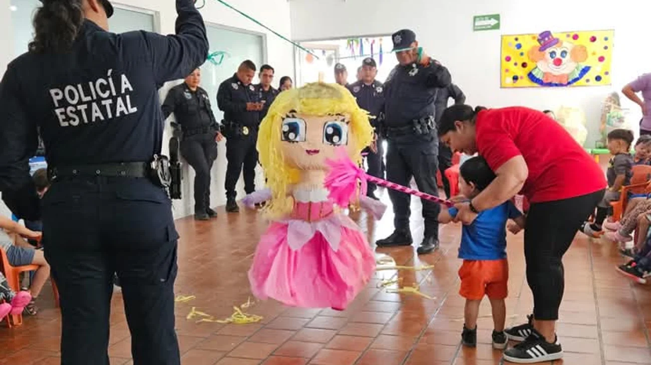 Lleva policía estatal alegría a niños y niñas de Coahuila 