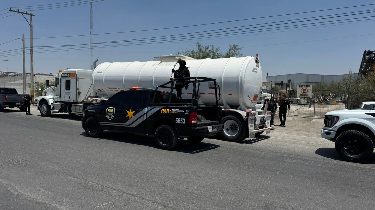 Aseguran par en Torreón tracto camión con hidrocarburo