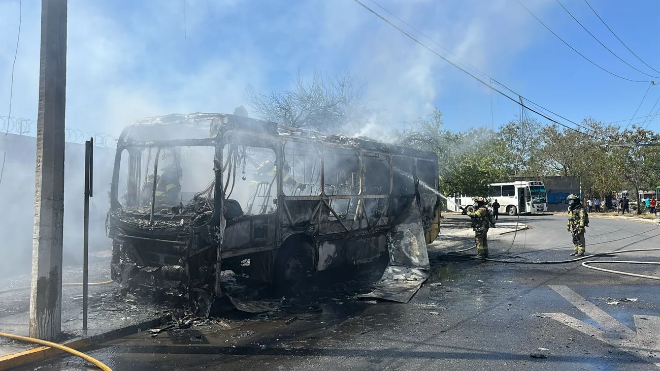 Otro camión urbano se incendia en Monterrey por fallas mecánicas