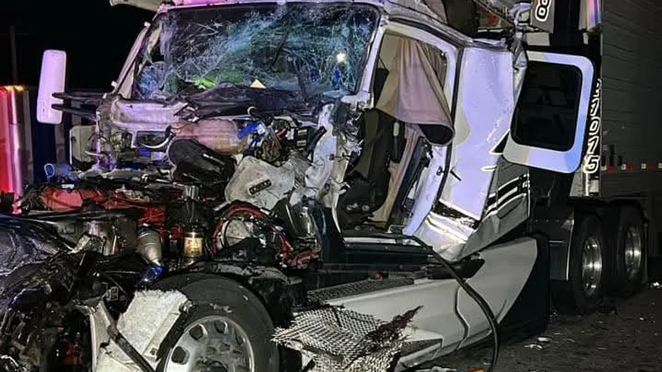 Trailero queda prensado en choque en carretera Monterrey-Saltillo