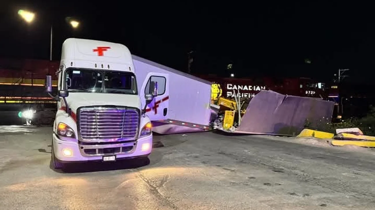 Se registra accidente entre tren y tráiler en Saltillo