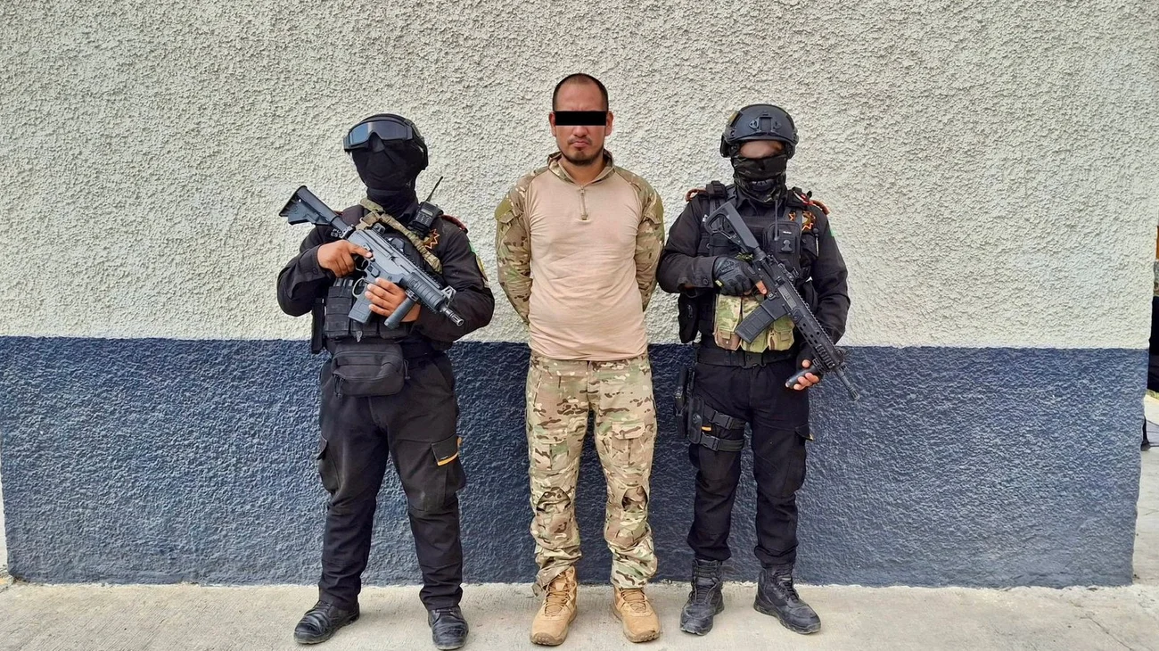 Detienen a hombre armado y a menor en Los Ramones