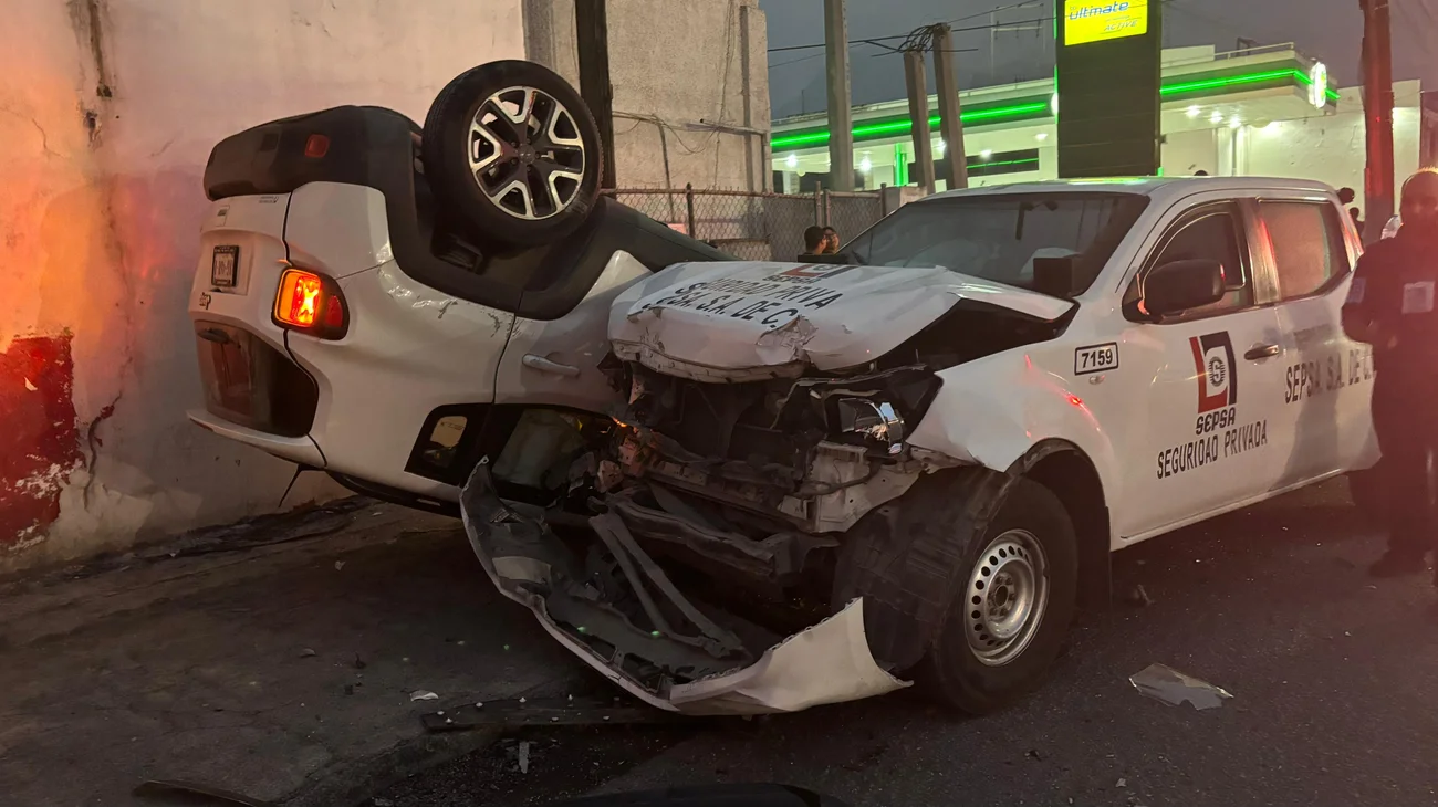 Camioneta de valores choca a Jeep y provoca volcadura