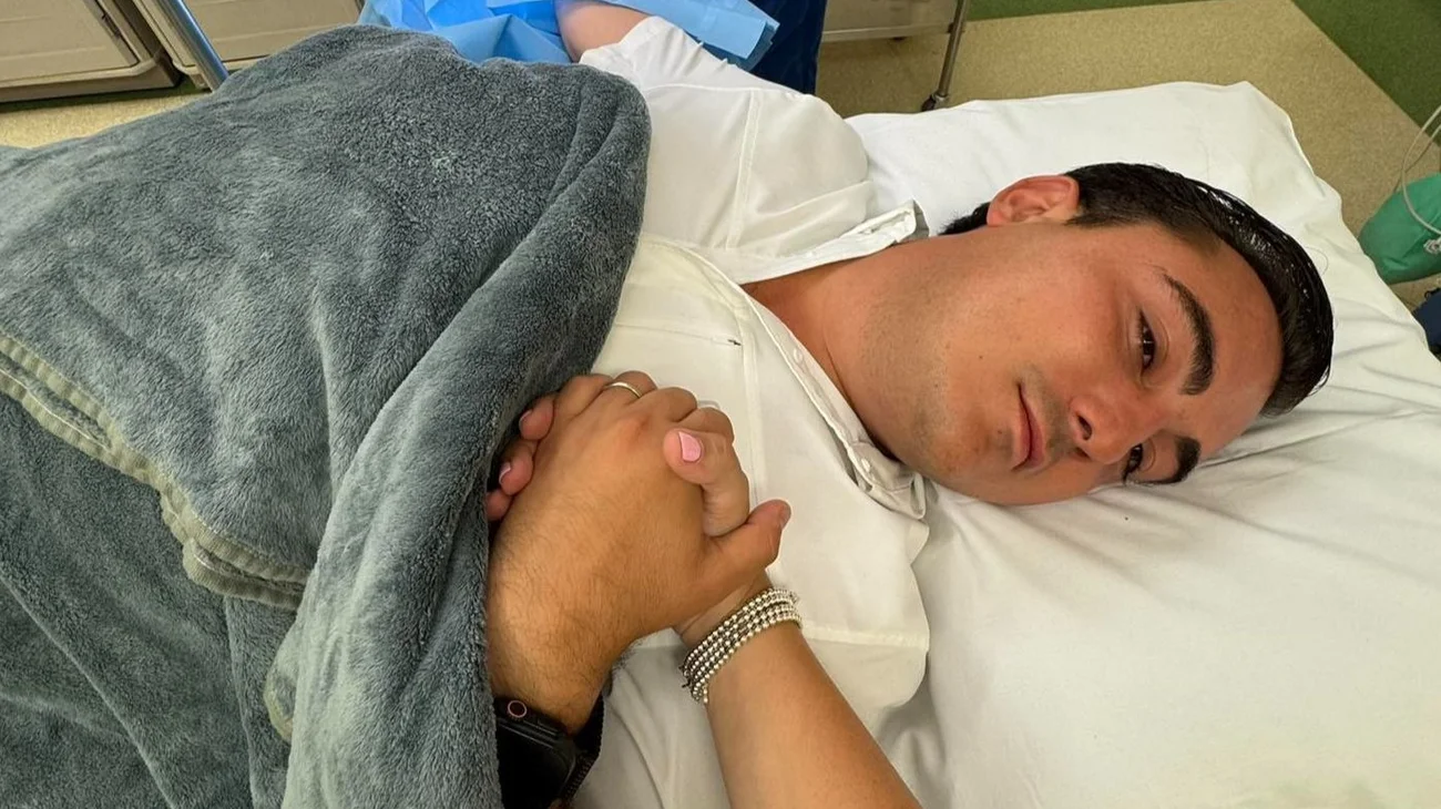 Alcalde de García 'juega' con león rescatado y le atacan la mano