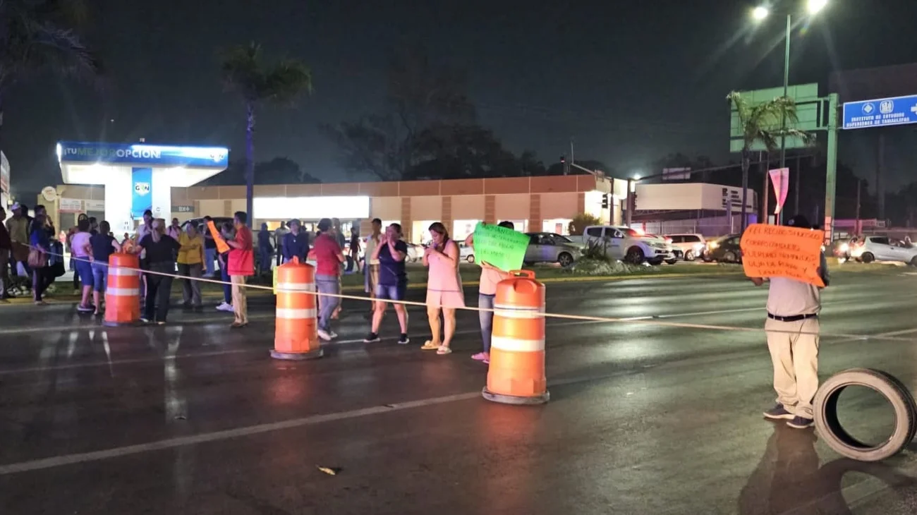 ¡Tres semanas sin agua! Vecinos bloquean la carretera