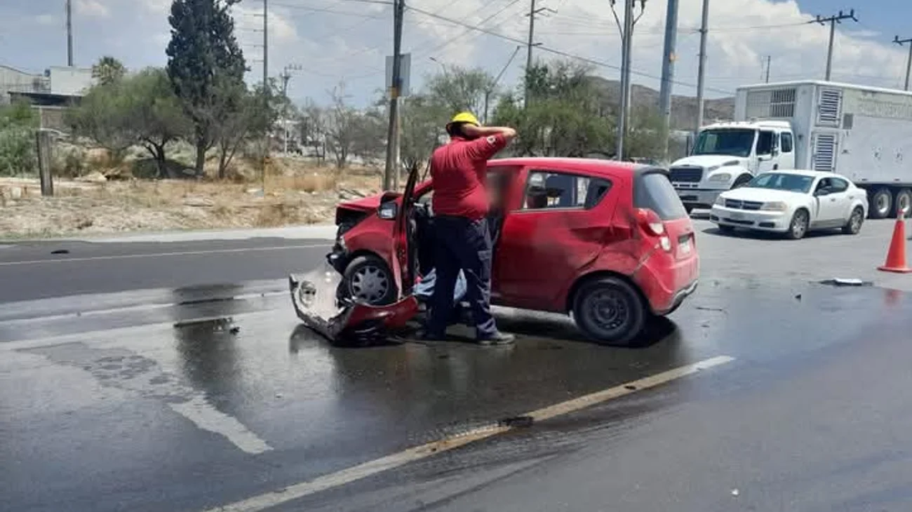 Trailero provoca aparatoso choque e intenso derrame de diésel