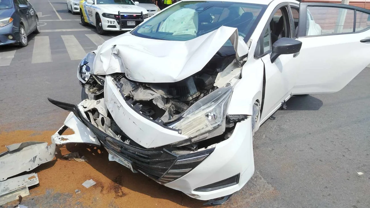 Auto termina destruido tras fuerte choque en centro de Monterrey