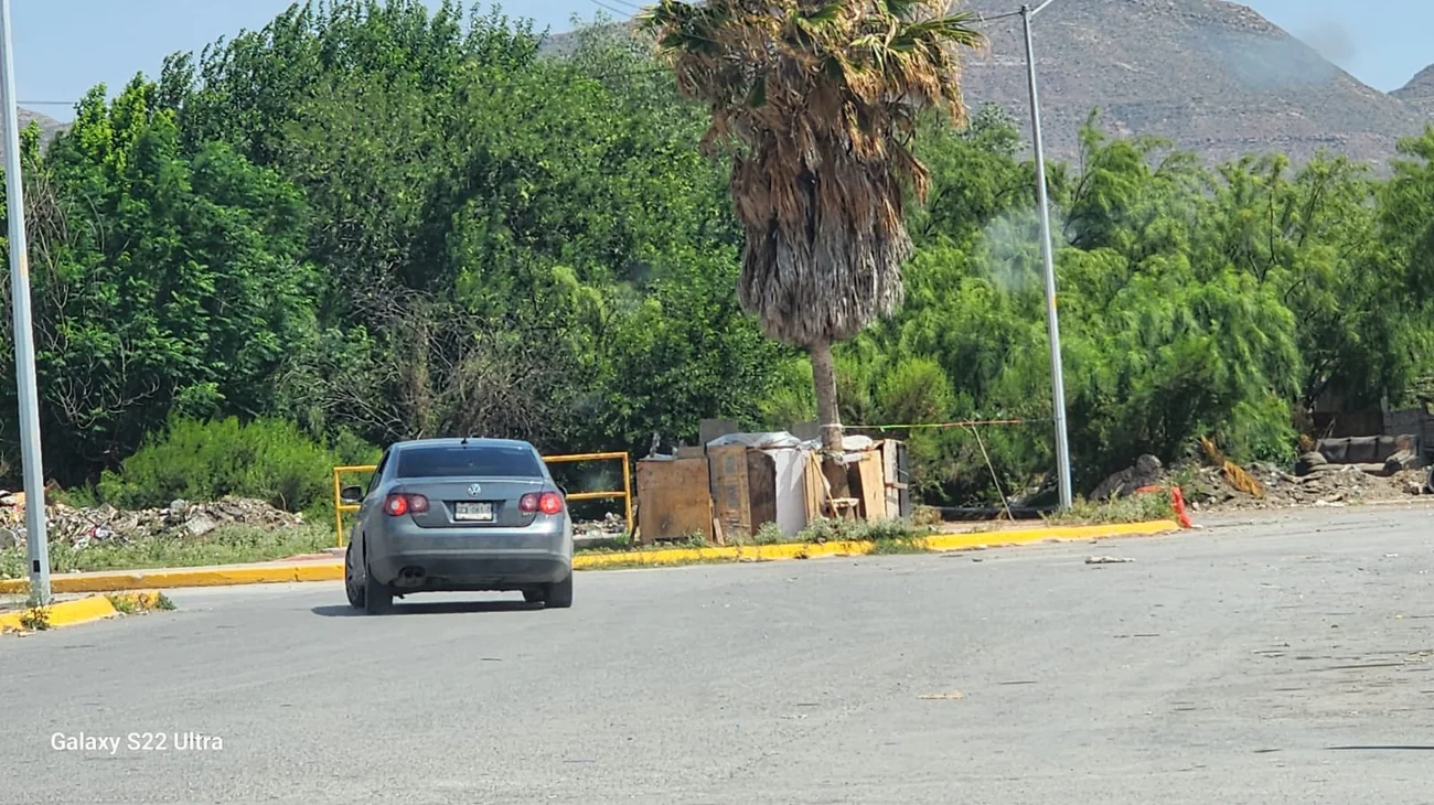 Mujer 'arma' cuarto en la rotonda de la colonia Saltillo 2000