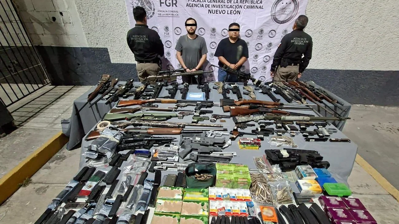 Detienen a tres personas con 64 armas de fuego en Monterrey