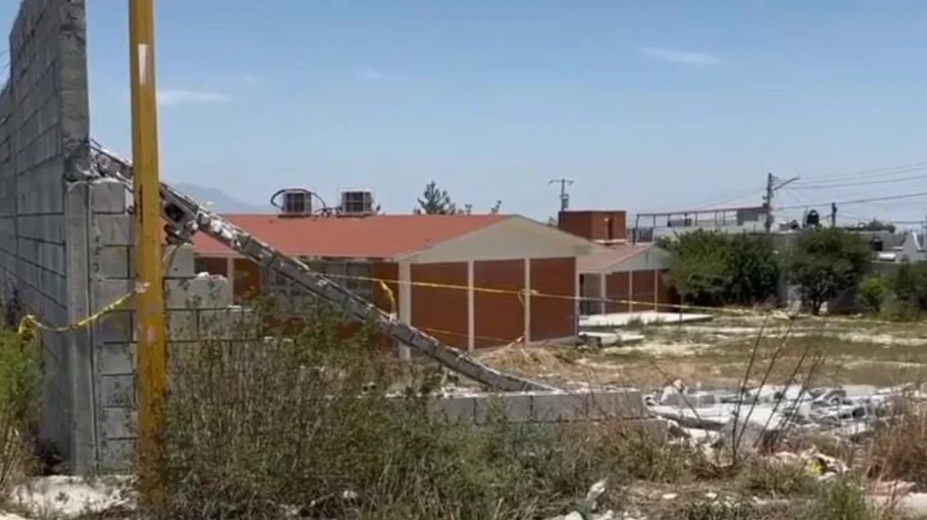 Autoridades no atienden caída de barda en primaria de Saltillo