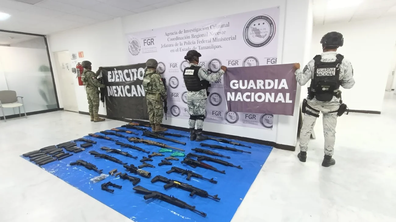 Decomisan Arsenal en doble fondo de camioneta en Tamaulipas