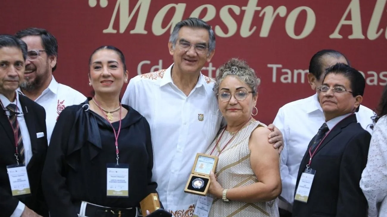 Entrega Américo Villarreal 284 medallas 'Maestro Altamirano'