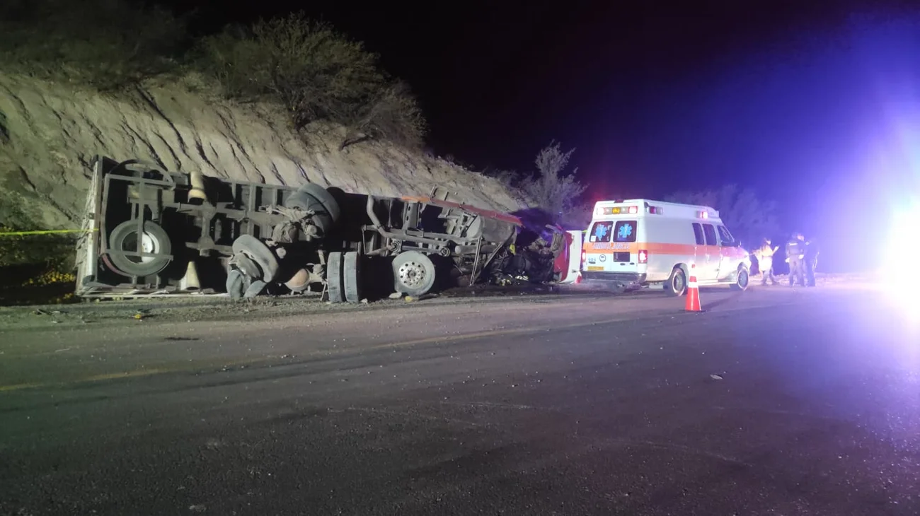 Tráiler que transportaba naranjas se vuelca en la Rumbo Nuevo