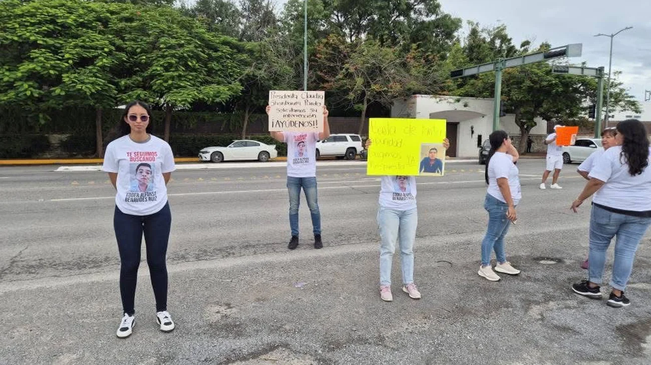 Familiares de Edder bloquean avenida frente a casa de gobierno