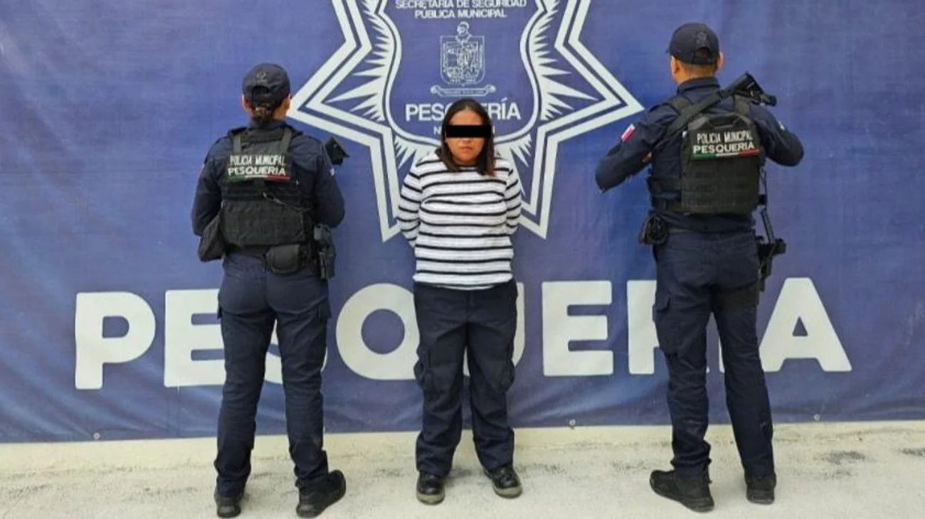 Detienen a mujer por robo en tienda de autoservicio