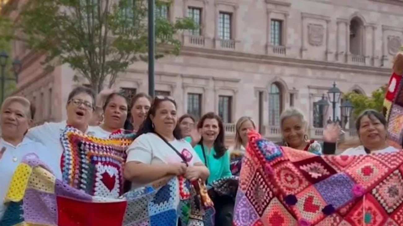 Intervienen esculturas de osos en Paseo Capital con tejido