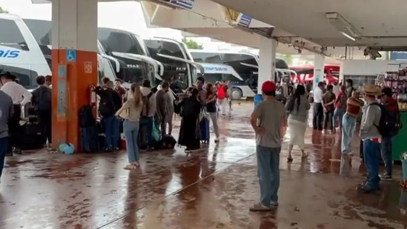 Pasajeros quedan varados en la central de autobuses de Victoria