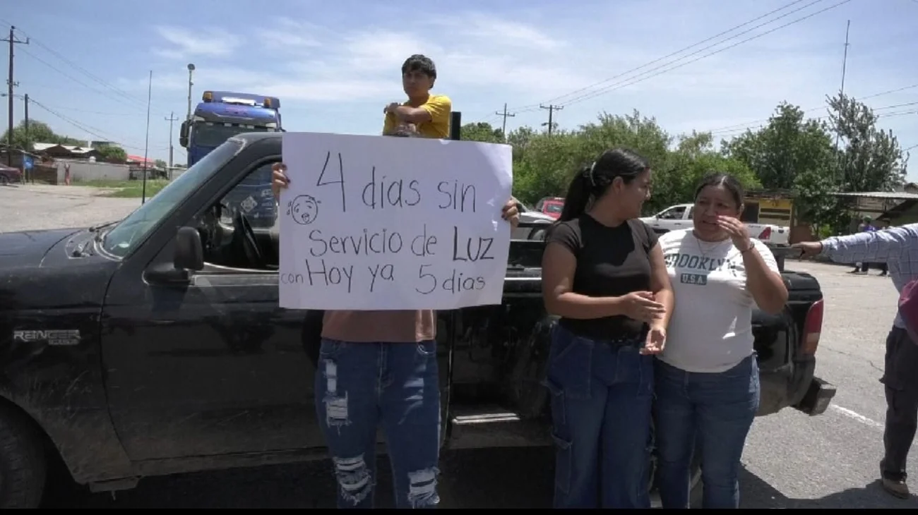 Familias bloquean la carretera Victoria-Monterrey