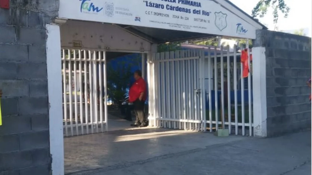 Directora de primaria abandona alumnos y los deja sin graduación