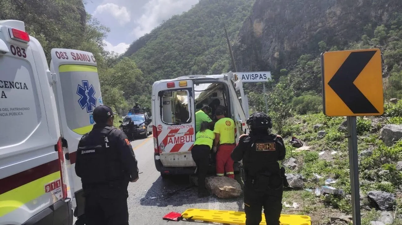 Cae roca de 200 kilos sobre ambulancia en Iturbide NL