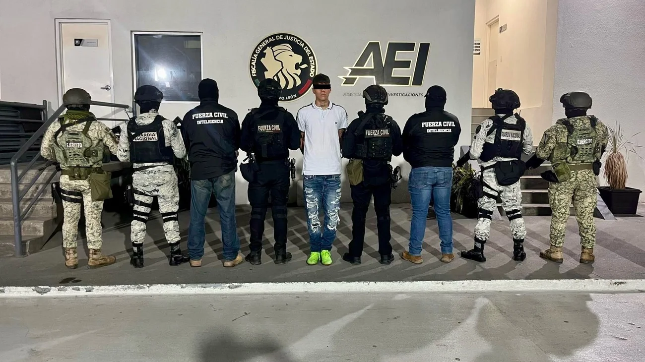 Detienen joven cuando intentaba abrir vehículos en Monterrey